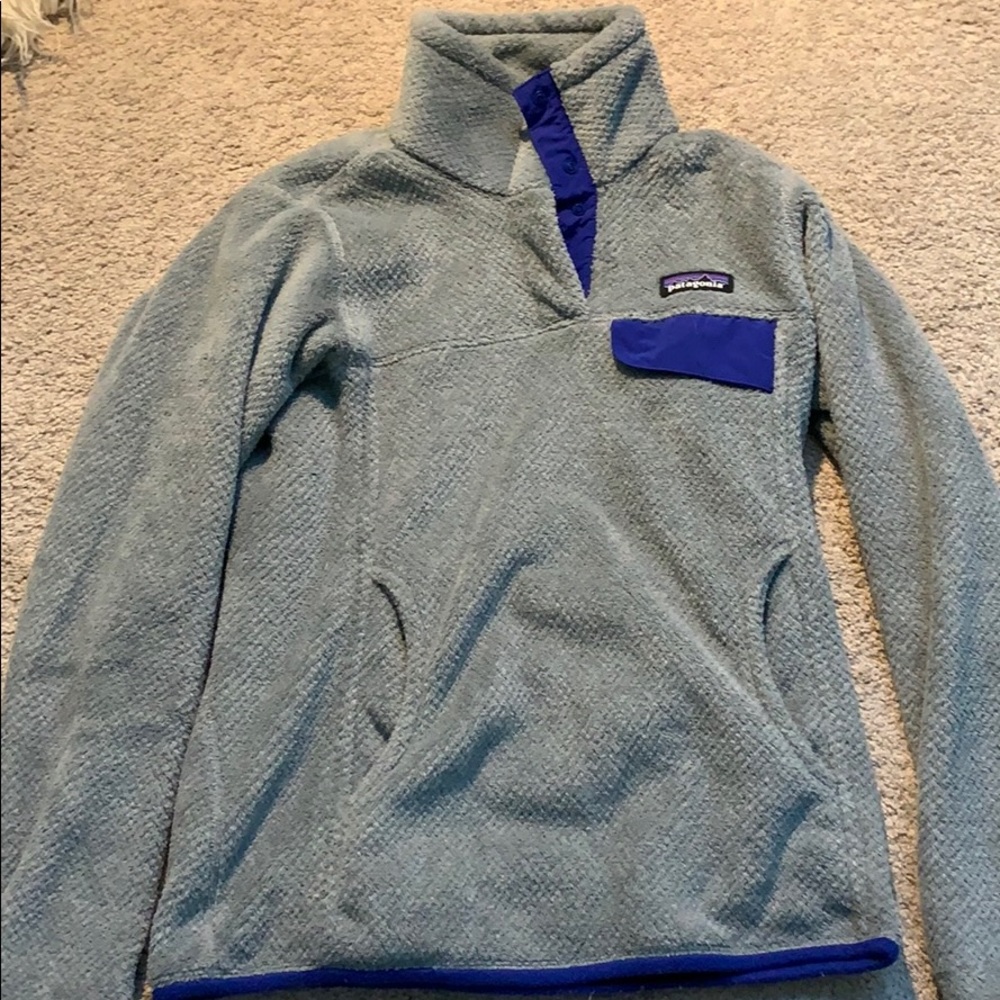 grey and blue patagonia sweatshirt